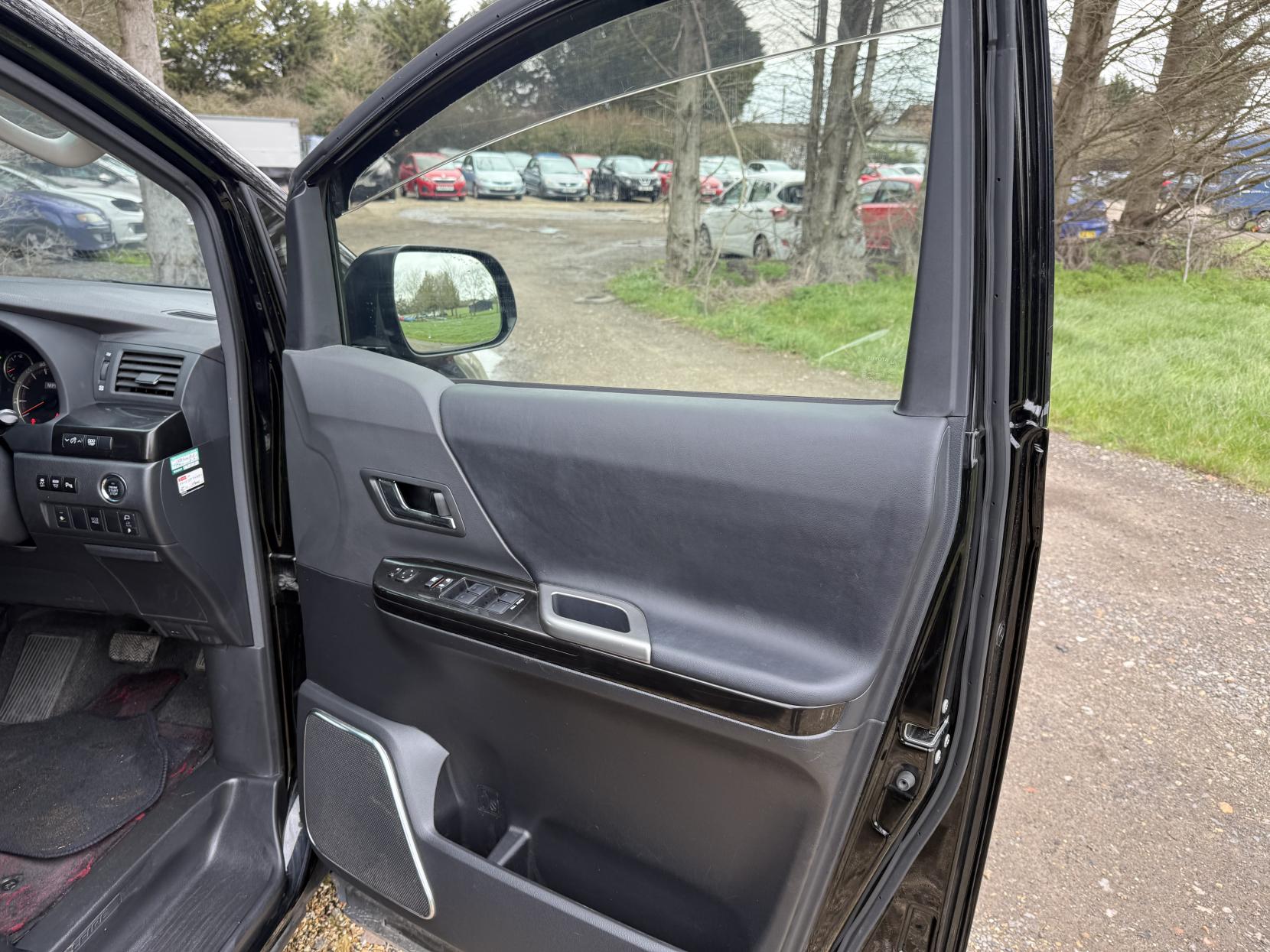 Toyota Vellfire 2369