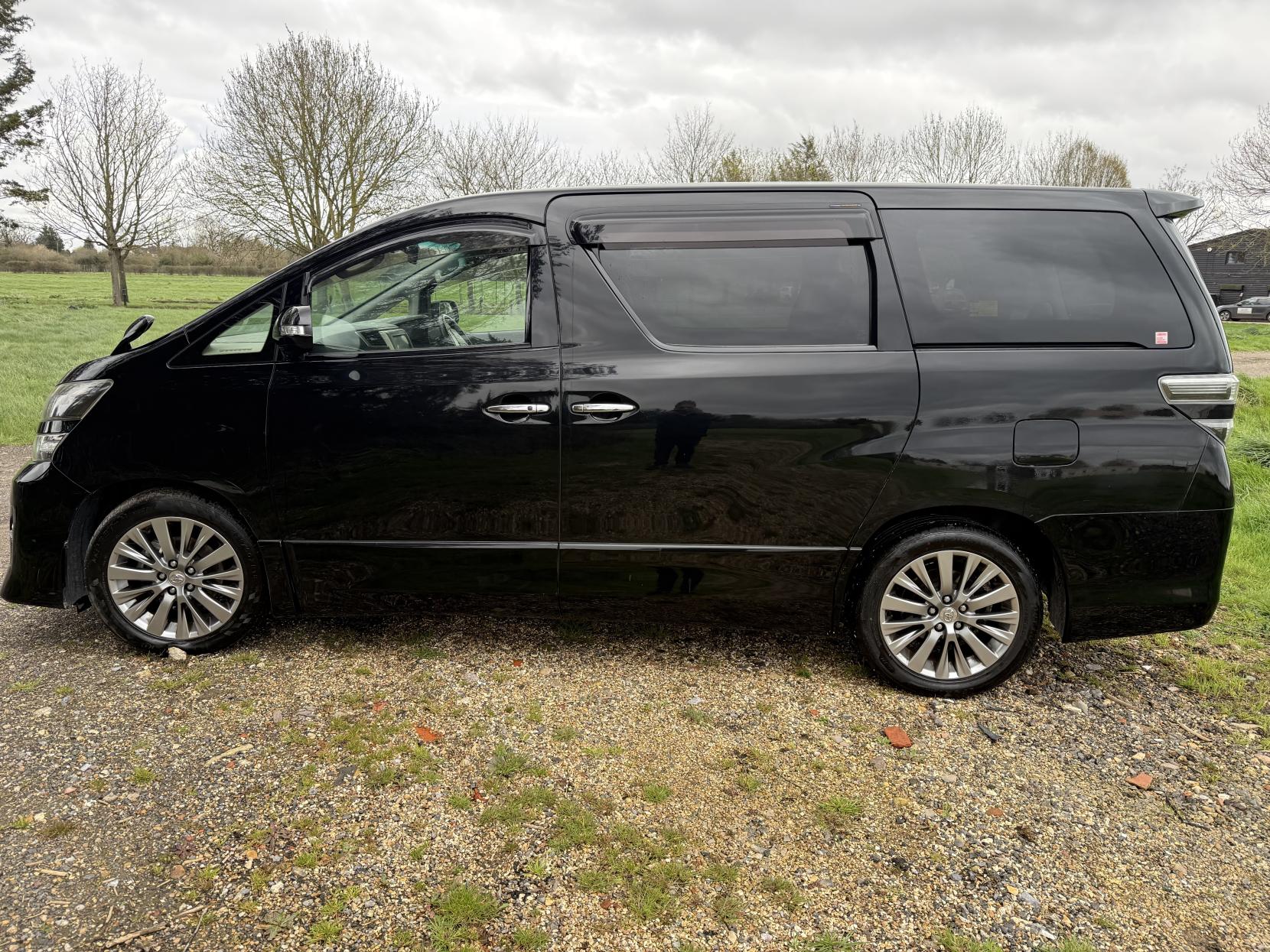 Toyota Vellfire 2369