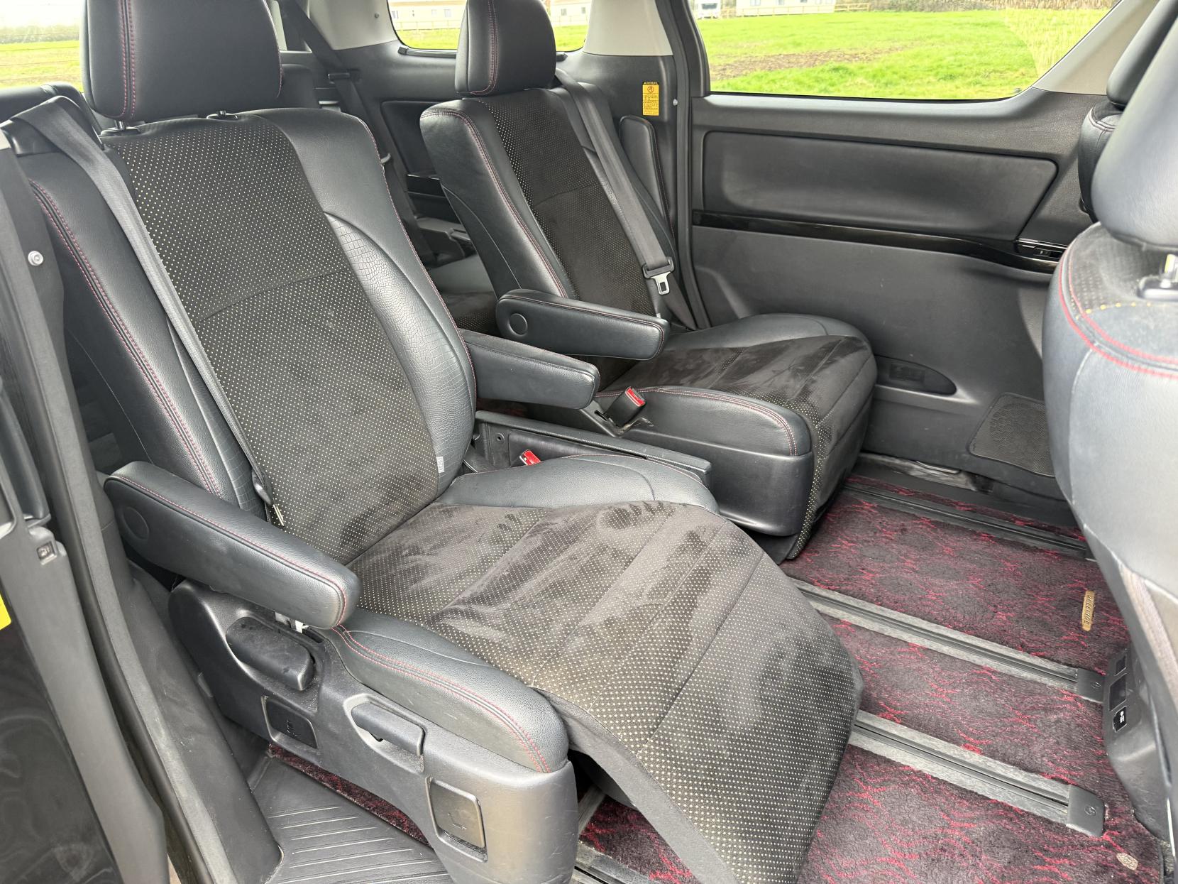 Toyota Vellfire 2369