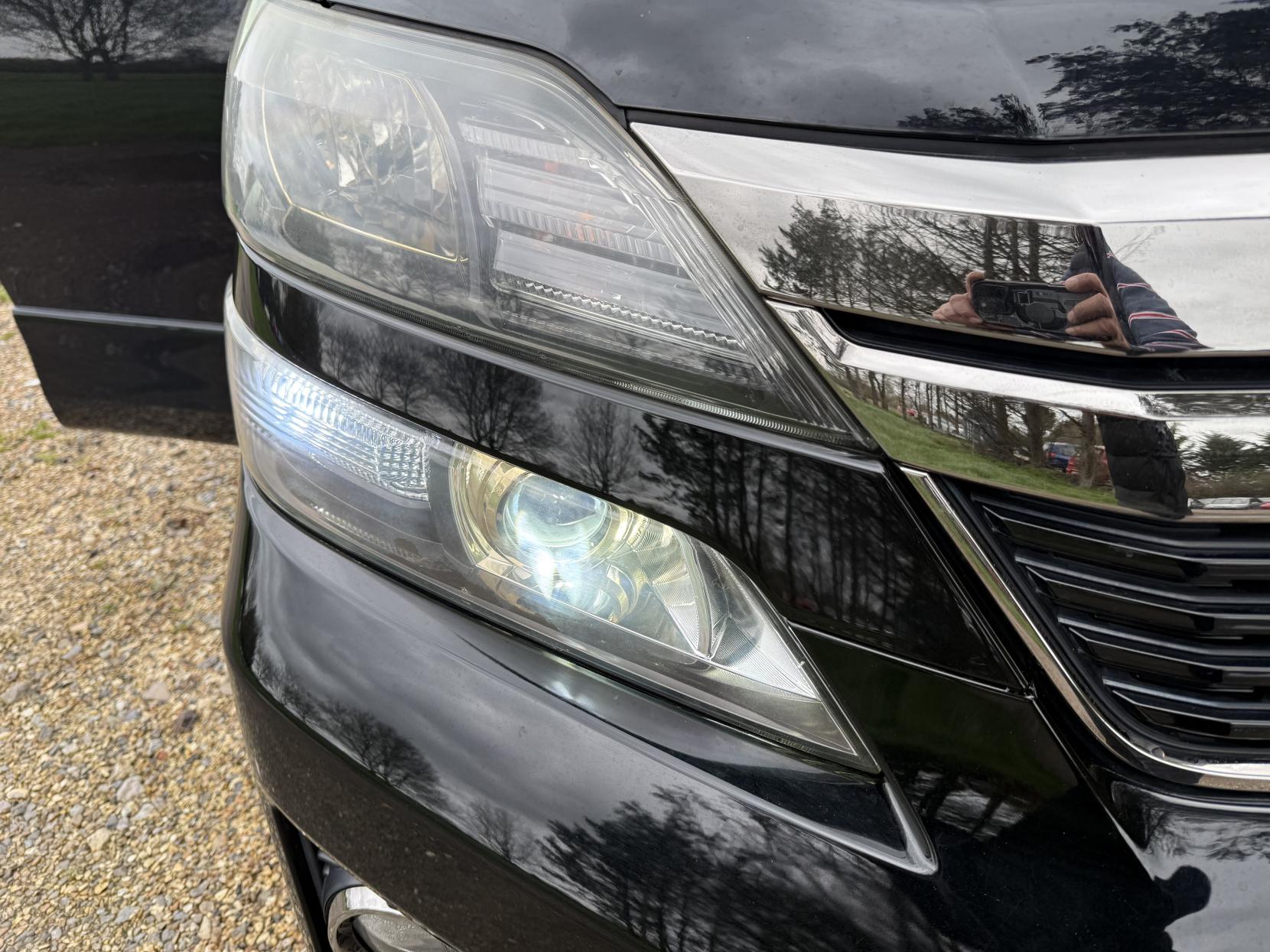 Toyota Vellfire 2369