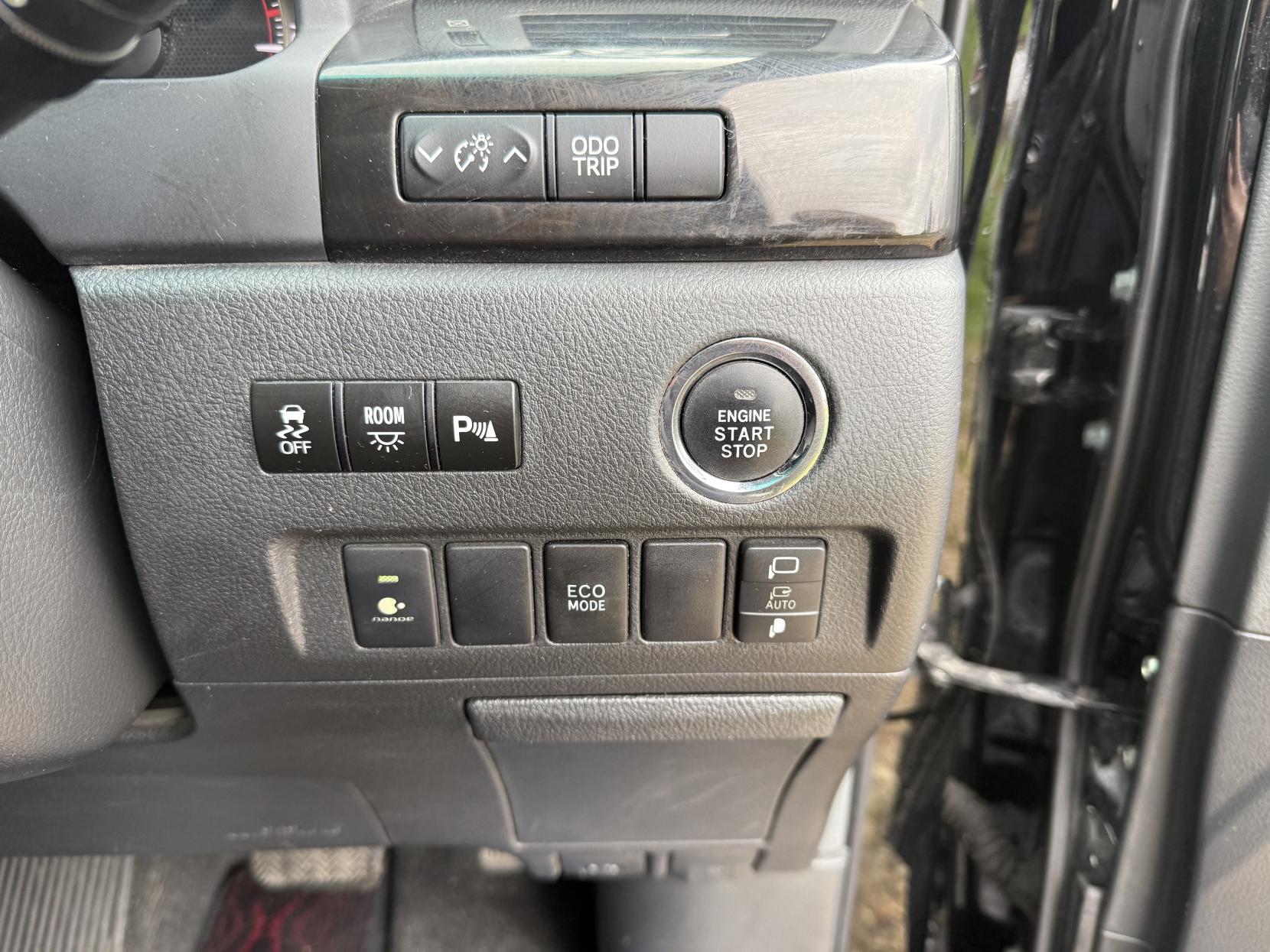 Toyota Vellfire 2369