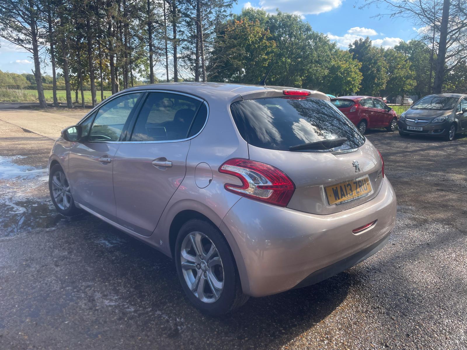 Peugeot 208 1.6 e-HDi Allure Hatchback 5dr Diesel Manual Euro 5 (s/s) (92 ps)