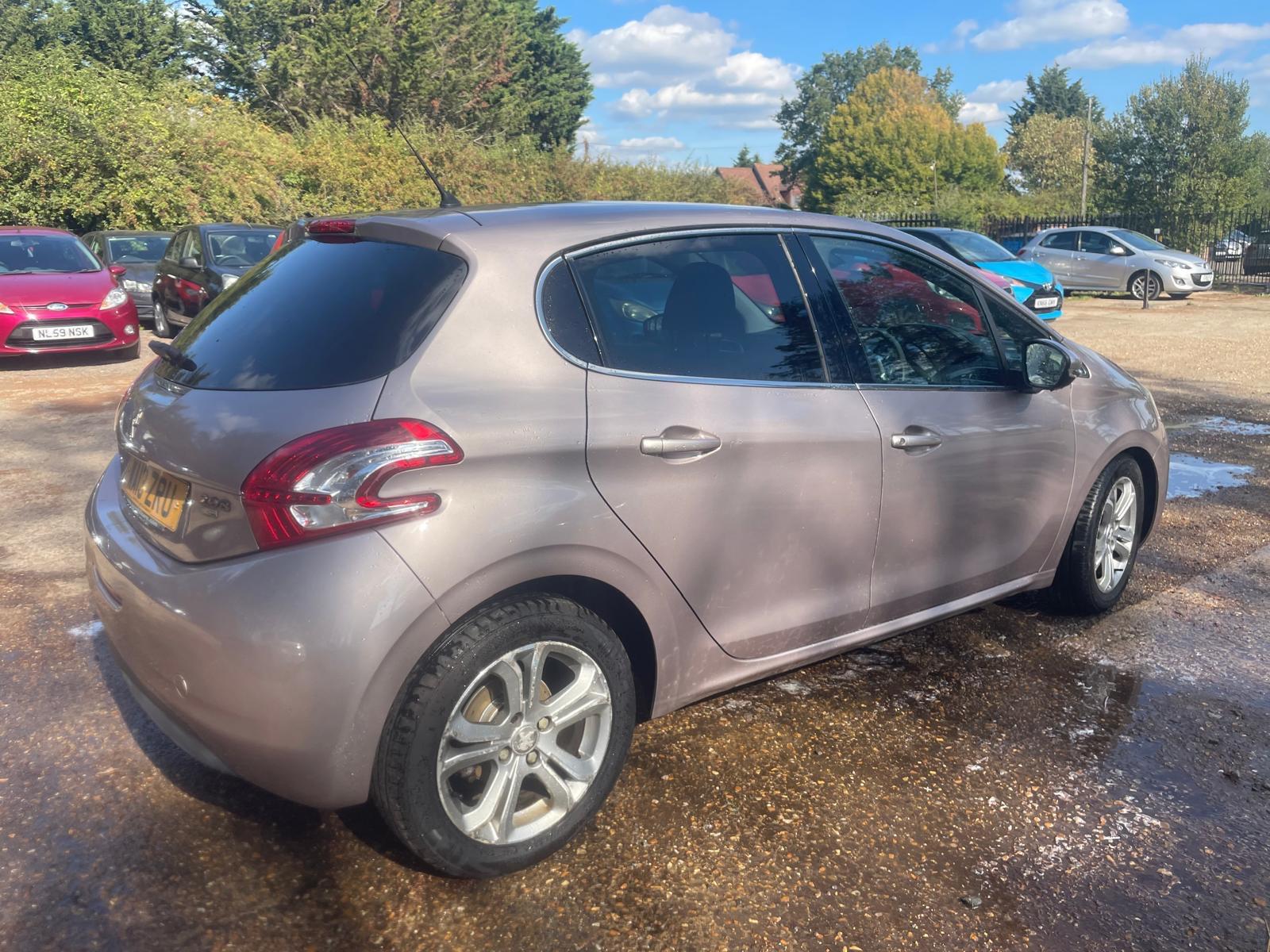 Peugeot 208 1.6 e-HDi Allure Hatchback 5dr Diesel Manual Euro 5 (s/s) (92 ps)