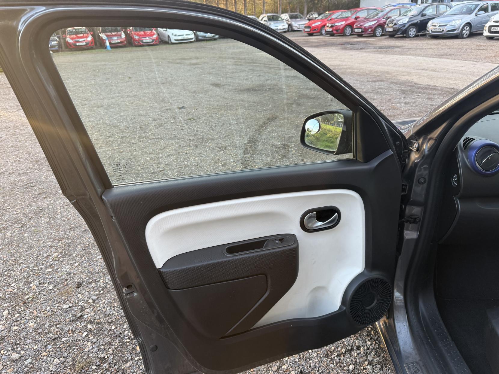 Renault Twingo 0.9 TCe ENERGY Iconic Hatchback 5dr Petrol Manual Euro 6 (s/s) (90 ps)