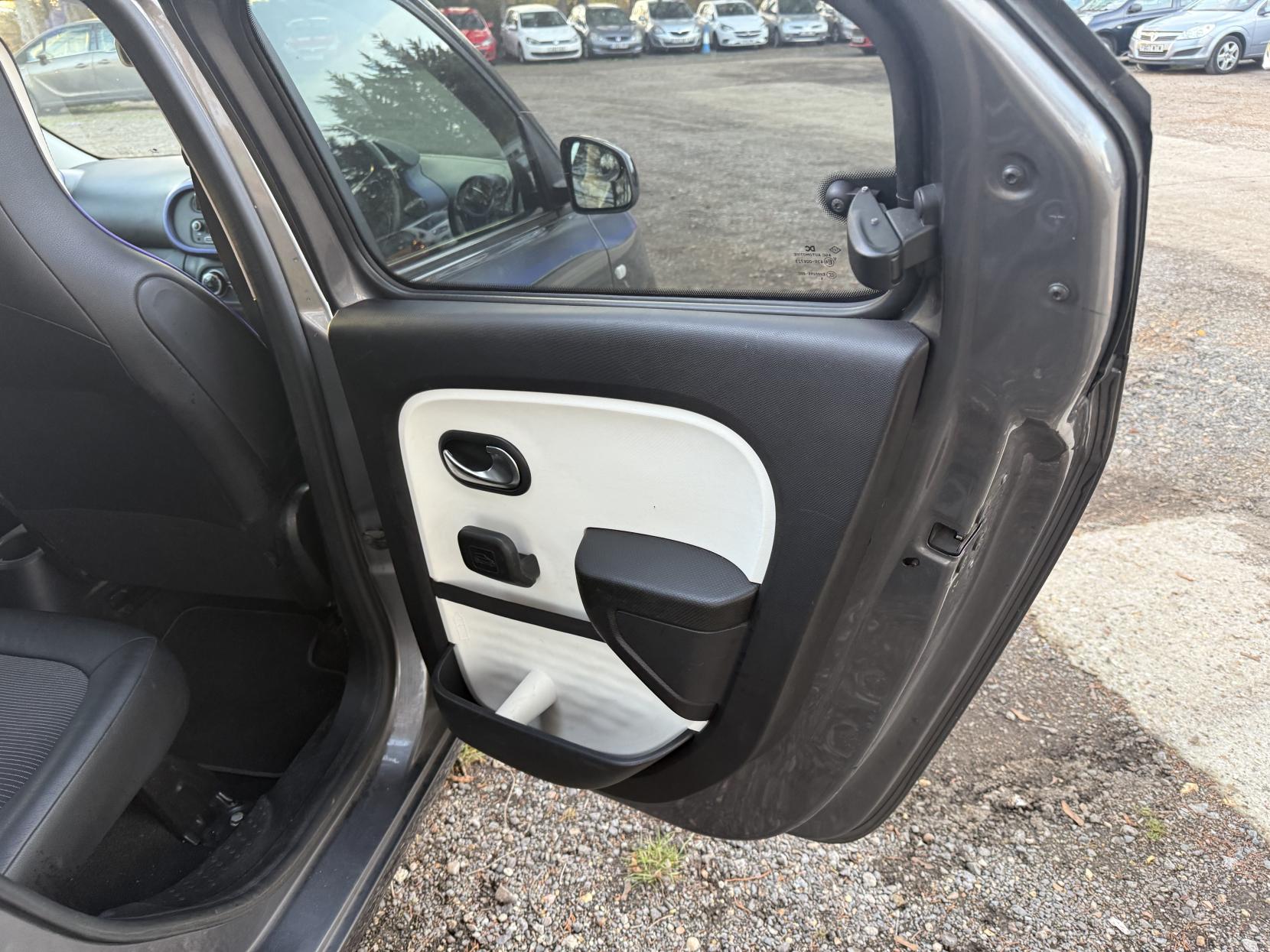 Renault Twingo 0.9 TCe ENERGY Iconic Hatchback 5dr Petrol Manual Euro 6 (s/s) (90 ps)