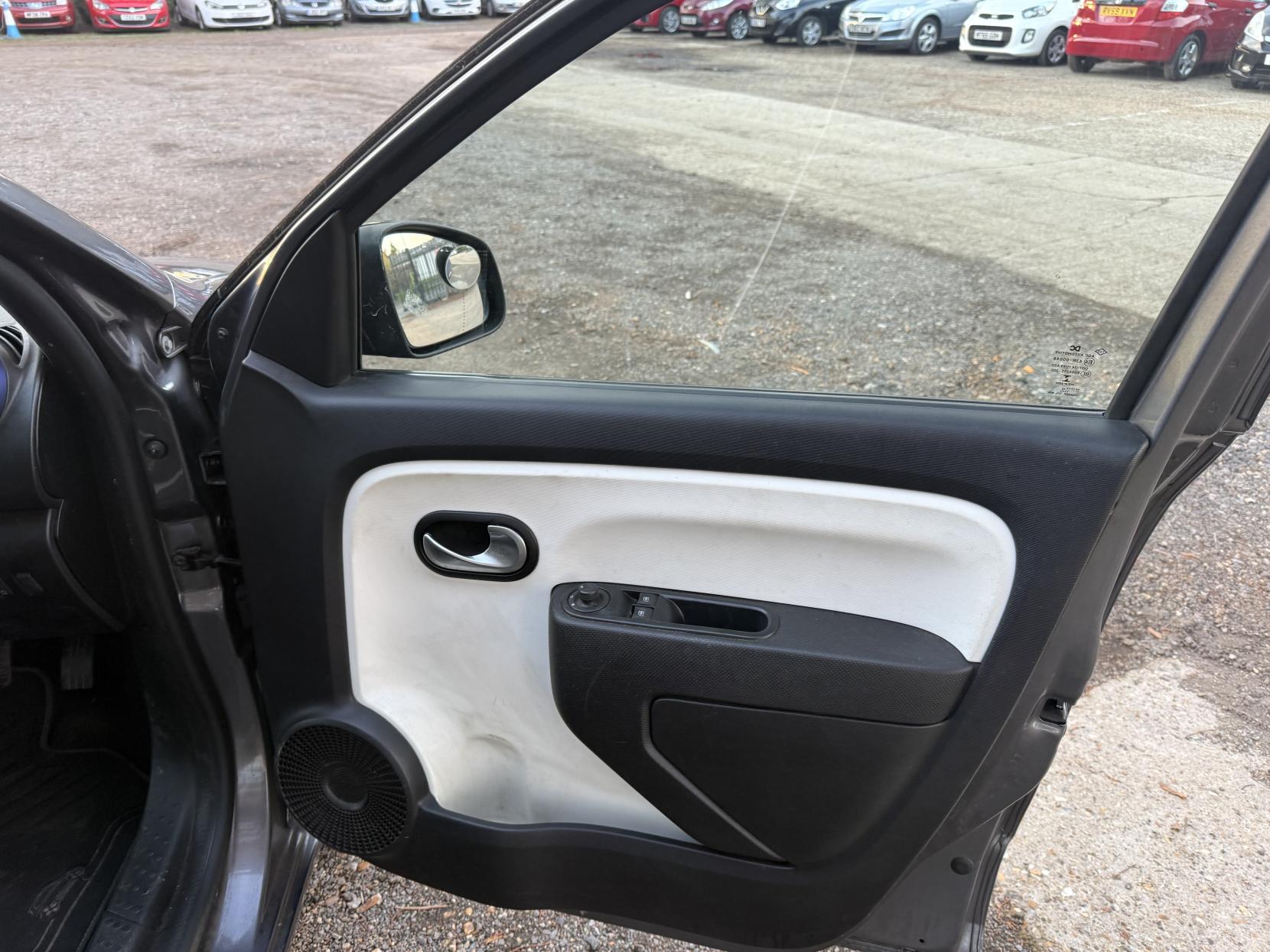 Renault Twingo 0.9 TCe ENERGY Iconic Hatchback 5dr Petrol Manual Euro 6 (s/s) (90 ps)